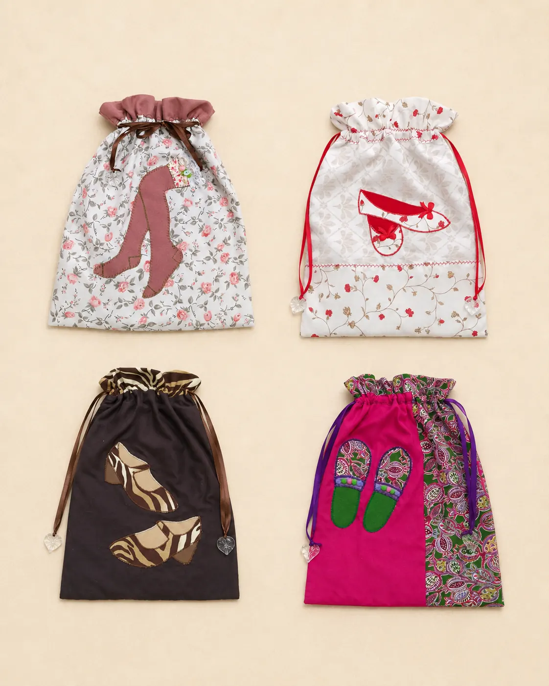 Bolsas patchwork artesanales con aplicaciones de zapatos de tacón y zapatillas